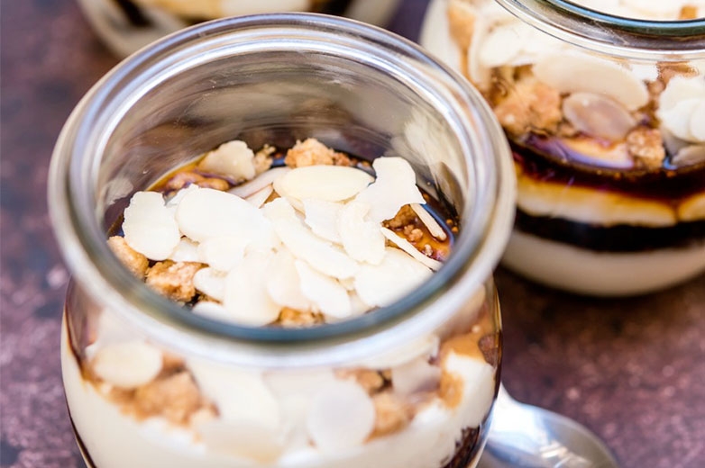 Bicchierini mascarpone, crumble e fichi caramellati