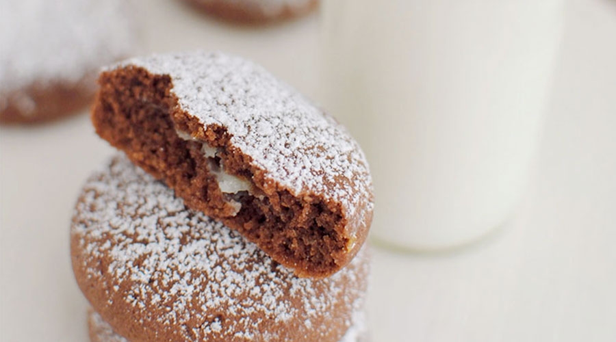 Biscotti al Cacao con Crema al Cioccolato Bianco