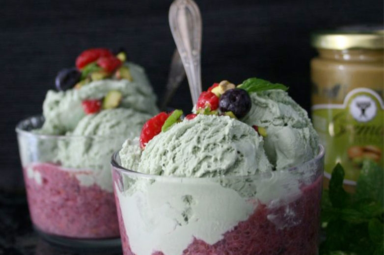 Chia Pudding ai frutti di bosco e gelato al pistacchio