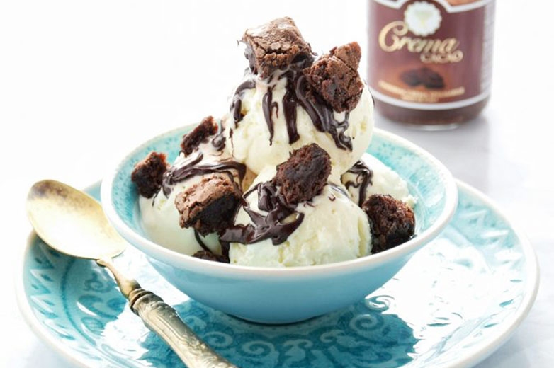 Gelato alla vaniglia variegato al cioccolato e brownie