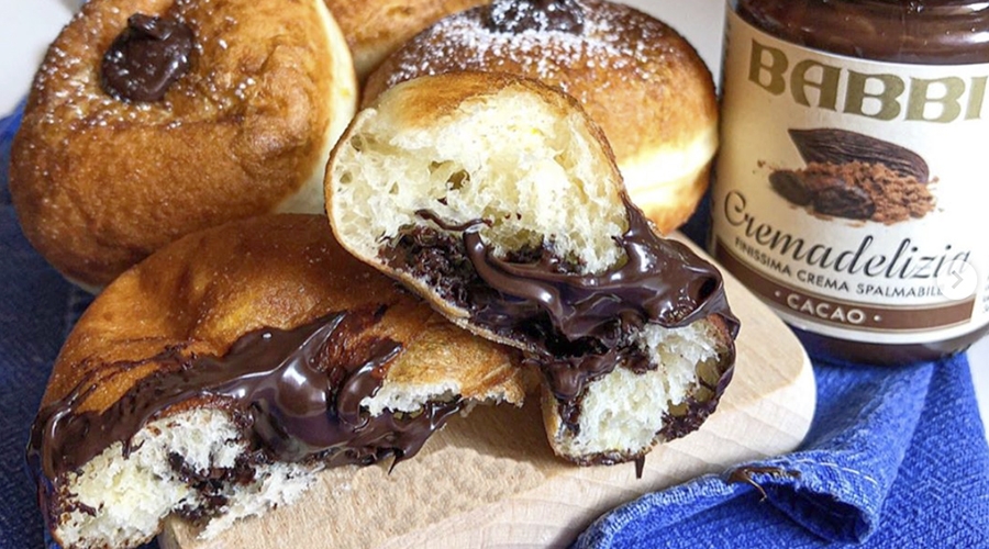 Lemon scented mini donuts filled with Cremadelizia cocoa