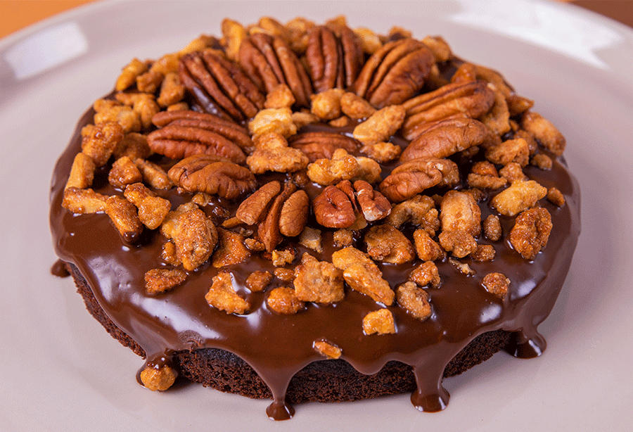 Tarta de brownies con chocolate y frutos secos