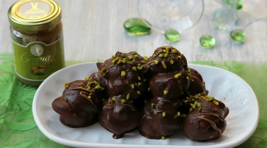 Profiteroles Pistacchio e Cioccolato