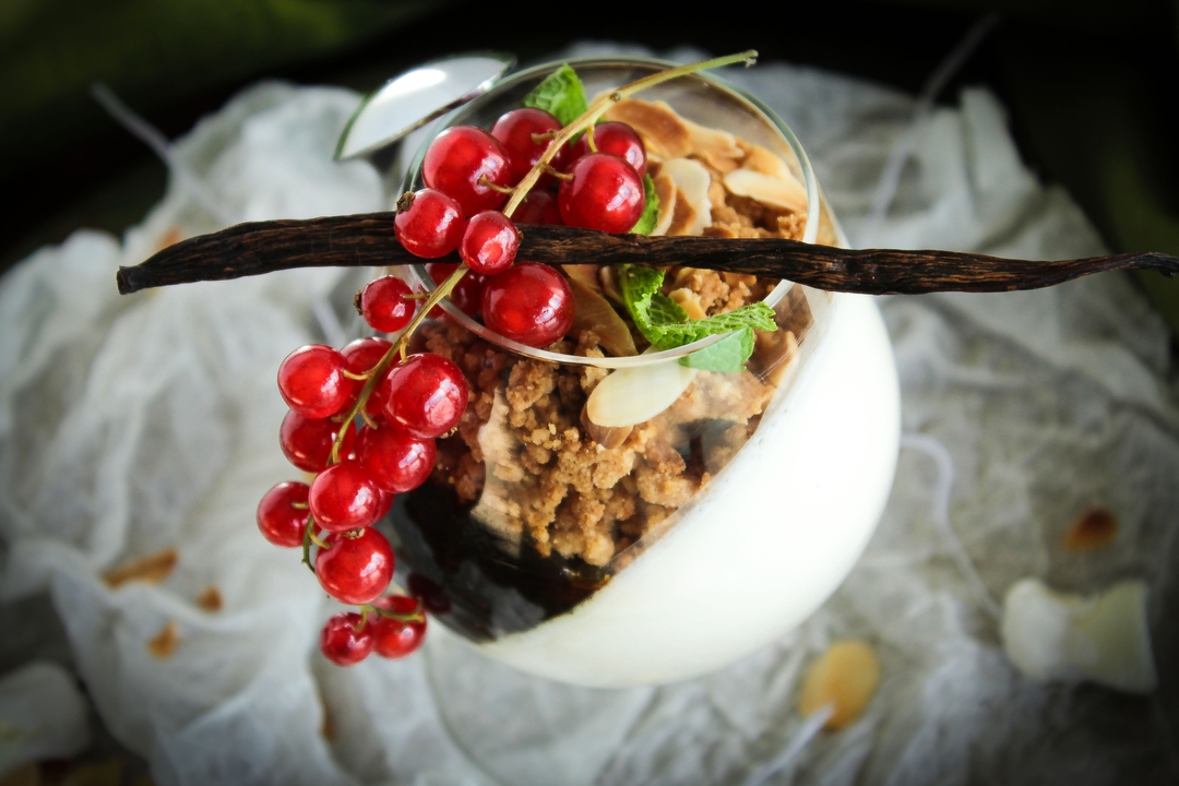 Chantilly di Panna Cotta con Fichi Caramellati e Streusel alla cannella
